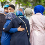 Kuva halaavista naisista ulkona.