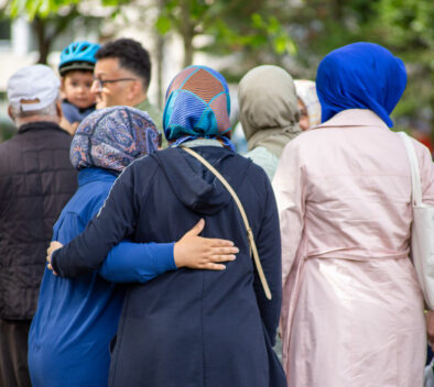 Kuva halaavista naisista ulkona.