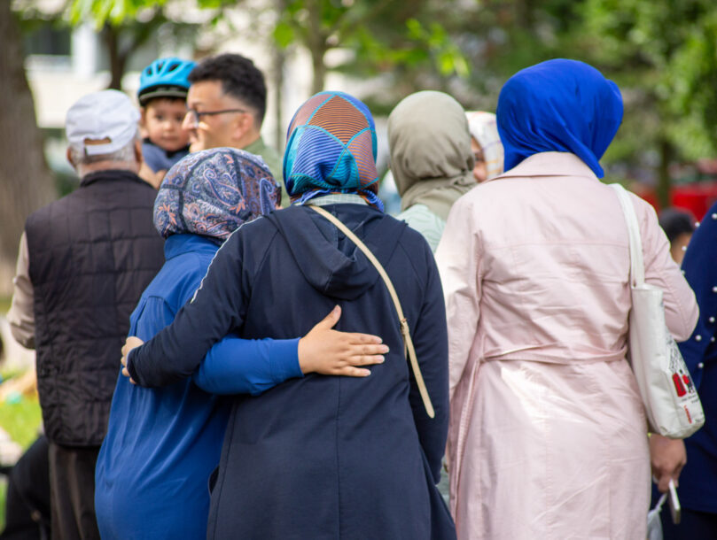 Kuva halaavista naisista ulkona.