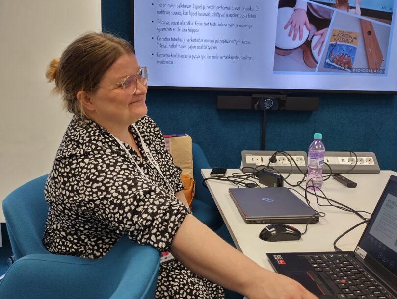 Anette Lindroos ja taustalla ruudulla esitys