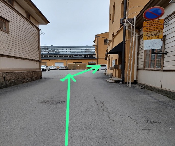 kahden rakennuksen välistä nuoli osoittaa sijaintiin