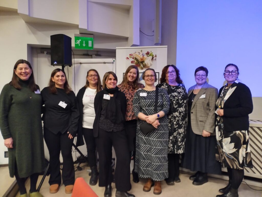 Kuvassa hanketoimijoita yhteensä 9 henkeä rivissä