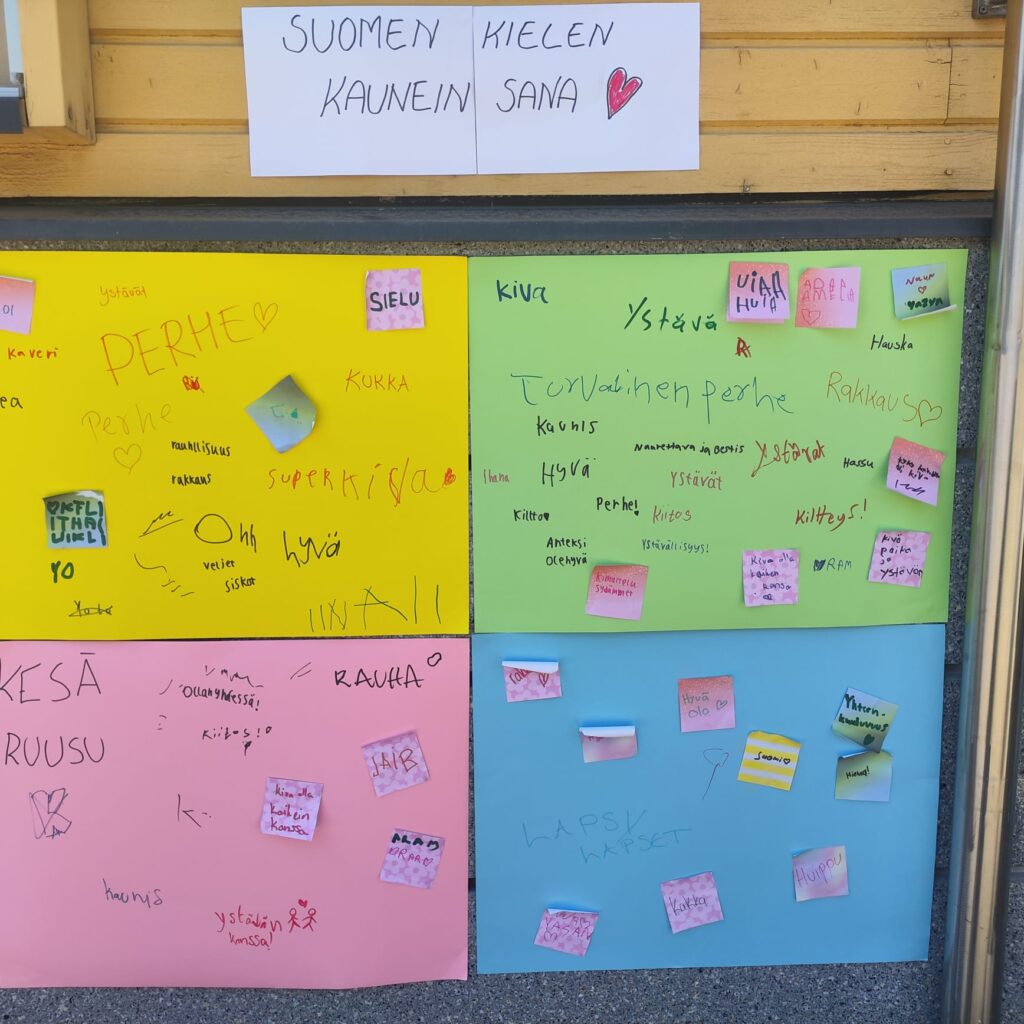 kuvassa kolme kartonkia, joihin kirjoitettu tussilla kauniita sanoja, kuten perhe, rakkaus, ystävät