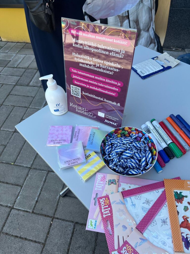 kotiäitiluotsin mainos, karkkeja, tusseja, siirtotatuointeja