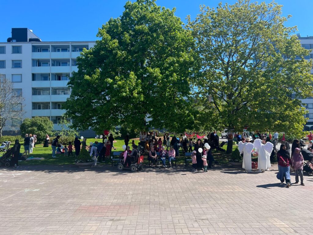 Jyrkkälän lähiön puistomaisema, jossa paljon ihmisiä